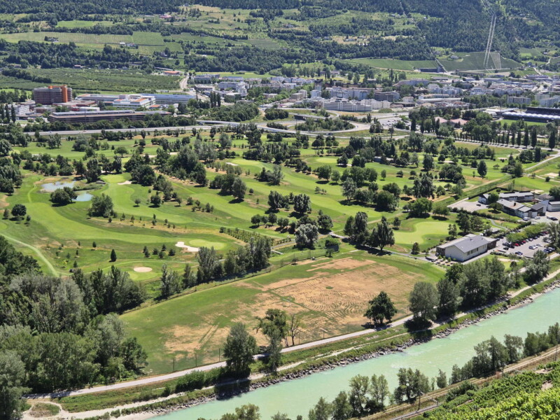 Le zoom sur le golf de Sion. Vallée du Rhône - Sion. Randonnée bisse de Clavau.