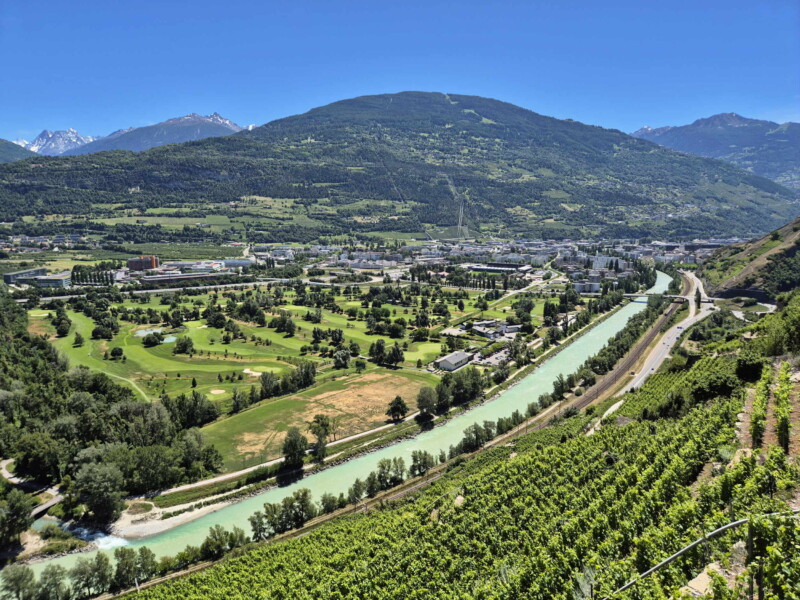 Le golf de Sion depuis les cotteaux du Clavau. Le golf de Sion depuis les cotteaux du Clavau.