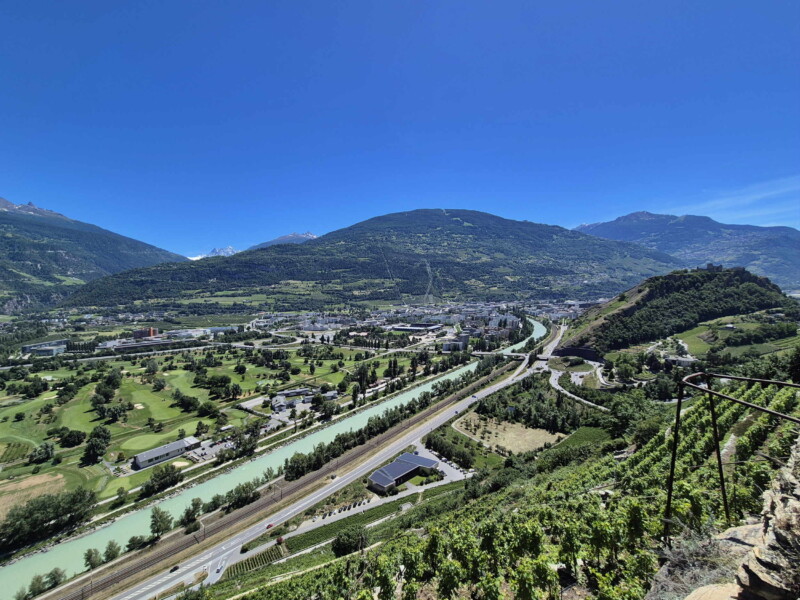 La vue d'ensemble sur la vallée du Rhône, sur la droite, les collines de Valère et Tourbillon. Vallée du Rhône - Sion. Randonnée bisse de Clavau.
