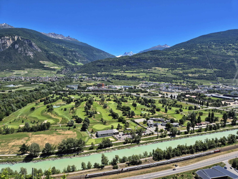 Le Golf de Sion avec, au premier plan, le Rhône, et, en arrière-plan, le val d'Hérens et Bramois. Le Golf de Sion avec, au premier plan, le Rhône, et, en arrière-plan, le val d'Hérens et Bramois.