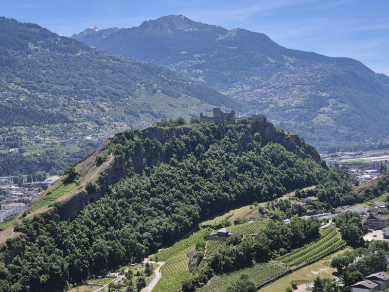La colline de Tourbillon qui cache celle de Valère. En arrière-plan, sur la droite, Nendaz. Vallée du Rhône - Sion. Randonnée bisse de Clavau.