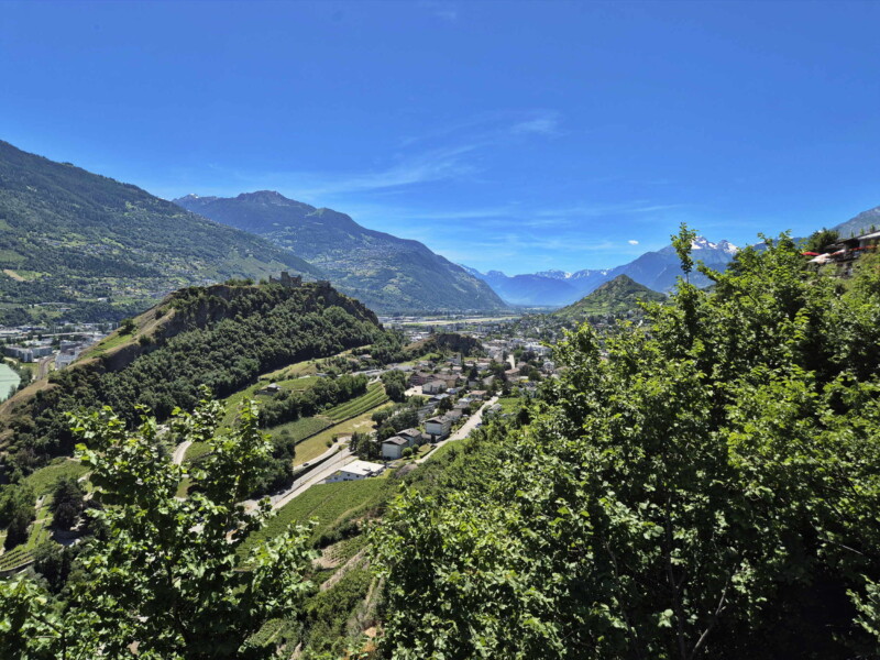 La vallée du Rhône en direction de Martigny. Sur la gauche, la colline de Tourbillon et, en arrière-plan, sur la droite, la colline de Mont d'Orge. Vallée du Rhône - Sion. Randonnée bisse de Clavau.