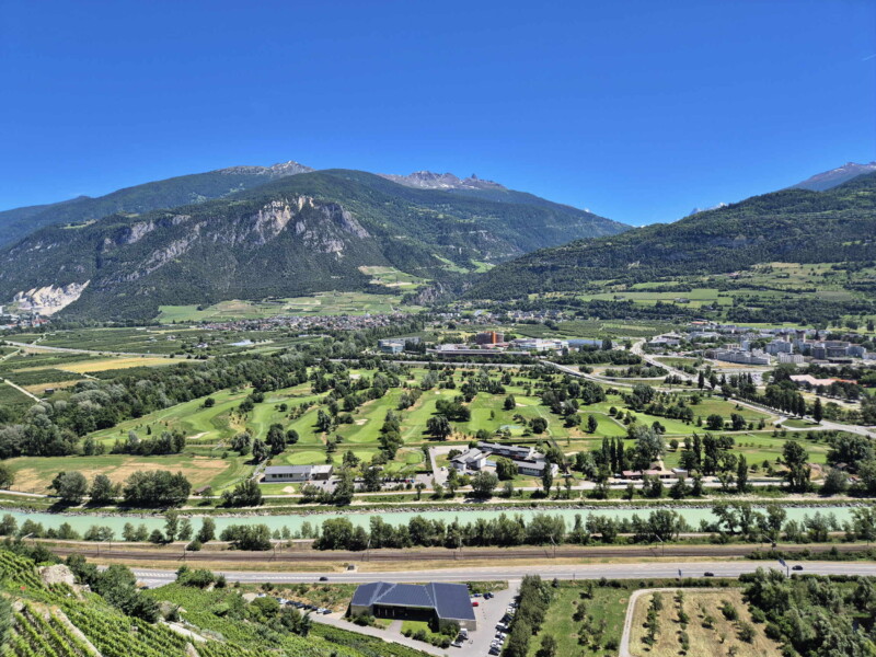 La vue sur le golf de Sion et, en arrière-plan, le val d'Hérens. Vallée du Rhône - Sion. Randonnée bisse de Clavau.