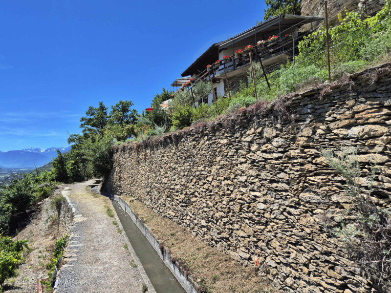Le sentier compte plusieurs guérites et carnotzets traditionnels où l'on peut déguster les vins et produits du terroir valaisans. Vallée du Rhône - Sion. Randonnée bisse de Clavau.