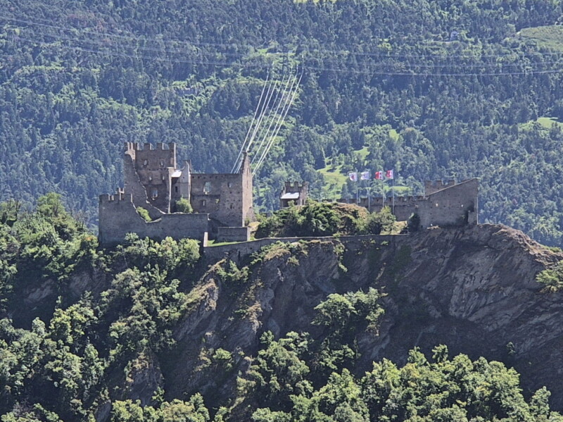 Le zoom sur le château de Tourbillon. Vallée du Rhône - Sion. Randonnée bisse de Clavau.