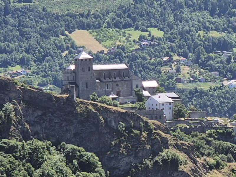 Le zoom sur la basilique fortifiée de Valère. Vallée du Rhône - Sion. Randonnée bisse de Clavau.