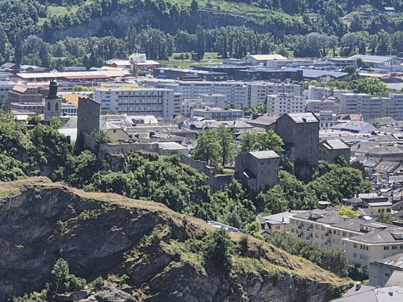 Le zoom sur les châteaux de la Majorie et du Vidomant au pied de la colline de Tourbillon. Vallée du Rhône - Sion. Randonnée bisse de Clavau.