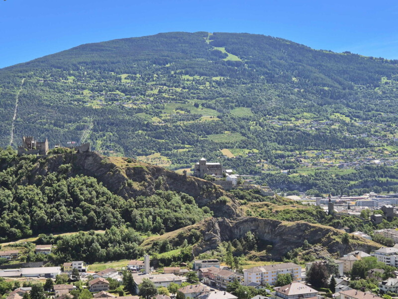 La vue sur Tourbillon (gauche), Valère (milieu) et Majorie/Vidomnat (droite) depuis le bisse de Clavau.