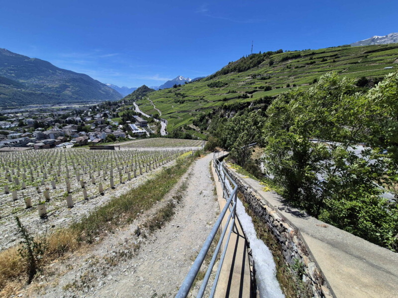 Les derniers mètres du bisse du Clavau avant qu'il se jette dans la Sionne. Vallée du Rhône - Sion. Randonnée bisse de Clavau.