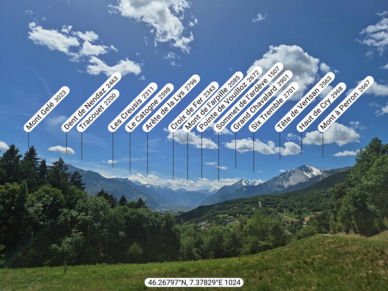 La vue direction sud-ouest sur la vallée du Rhône. La Dent de Nendaz, le Catogne, l'Ardève, le Grand Chavalard, Haut de Cry.