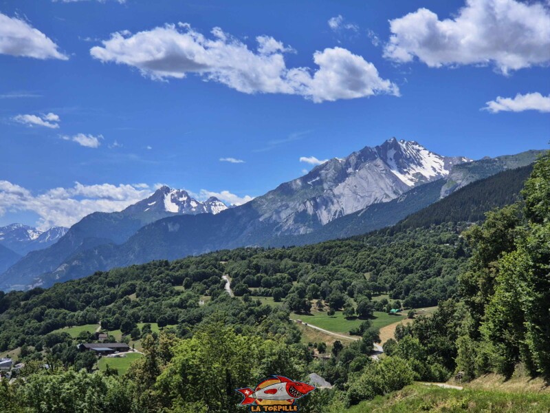 La première partie de la balade après la route d'Arbaz jusqu'à la route de Cudre. Le zoom sur le Grand Chavalard (gauche) et Haut de Cry (droite). Bisse de Grimisuat