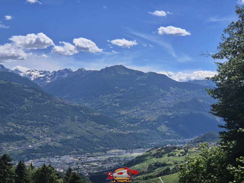 Le chemin de la route de Comolire jusqu'à la route de la Coudre. Le zoom sur Sion et Nendaz. Bisse de Grimisuat