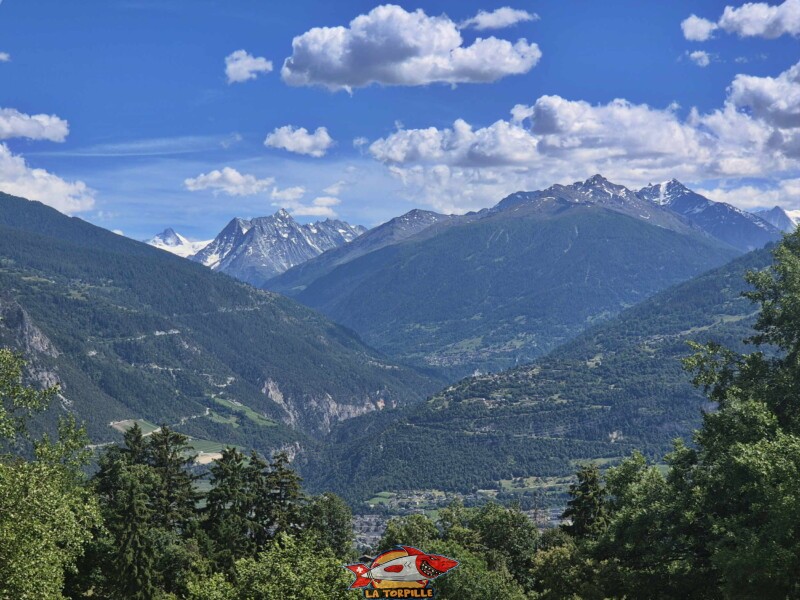 La première partie de la balade après la route d'Arbaz jusqu'à la route de Cudre. Le zoom direction sud sur le Val d'Hérens. Bisse de Grimisuat
