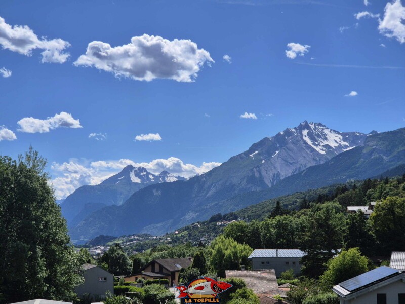 la vue sur le Grand Chavalard (gauche) et Haut de Cry (droite) depuis le côte ouest de l’étang de Revouire. la vue sur le Grand Chavalard (gauche) et Haut de Cry (droite) depuis le côte ouest de l’étang de Revouire.