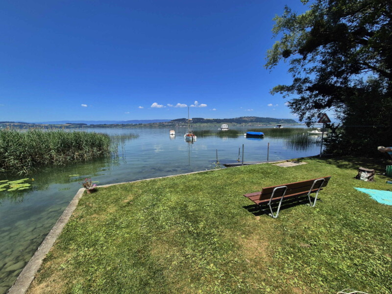 L'accès au lac depuis la plage de Meyriez.