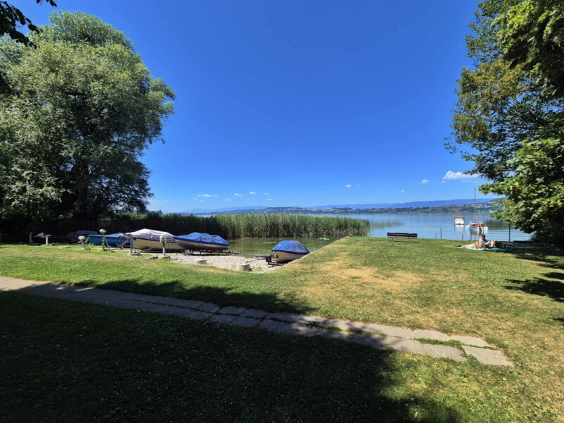 Bord du lac, plage de Meyriez.