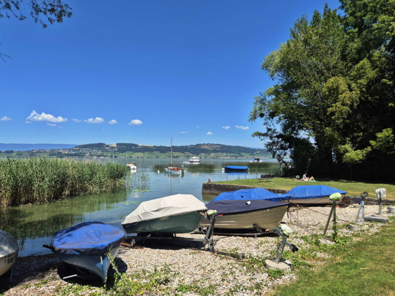 Bord du lac, plage de Meyriez. Le petit port.