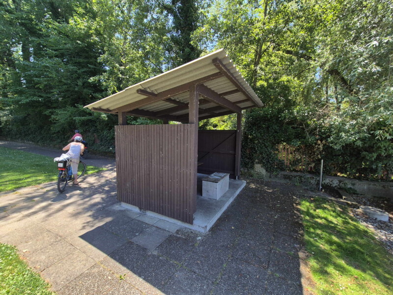 La petite cabane à côté du port.
