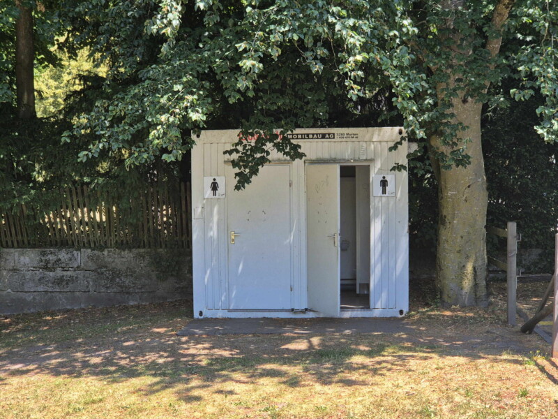Le petit box qui fait office de WC à l'entrée du parc de Meyriez.