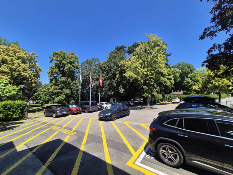 Le petit parking juste à côté du parc et de la plage de Meyriez.