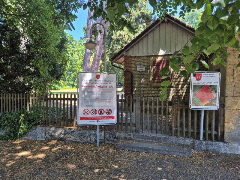 L'entrée du parc Chatoney à côté du parking de la plage de Meyriez. Il met bien en évidence ce qui est autorisé d'accès ou pas pour une personne qui n'habite pas à Meyriez.