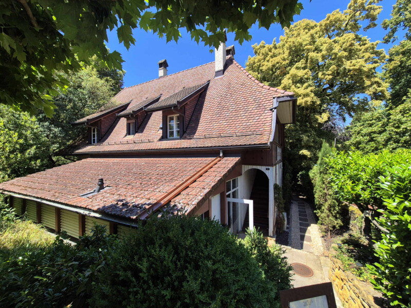 Le restaurant la Pinte du Vieux Manoir, juste à côté du parking.