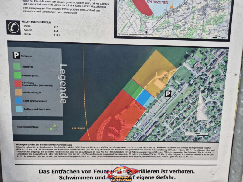 Un panneau qui indique la zone en rouge interdite, la zone verte réservée au kitesurf et le zone orange réservée au paddle et à la planche à voile. Un panneau qui indique la zone en rouge interdite, la zone verte réservée au kitesurf et le zone orange réservée au paddle et à la planche à voile. Freizeitwiese Pantschau beim Hafen in Murten