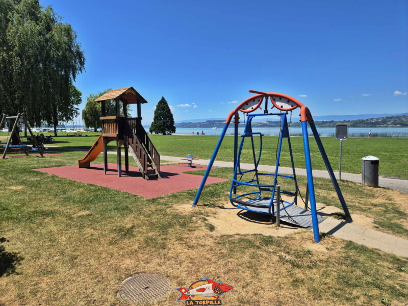 La place de jeux de la Pantschau entre le parking et la pelouse. Freizeitwiese Pantschau beim Hafen in Murten - Place de Loisirs Pantschau