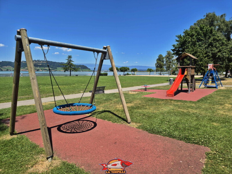 La place de jeux de la Pantschau entre le parking et la pelouse. Freizeitwiese Pantschau beim Hafen in Murten - Place de Loisirs Pantschau