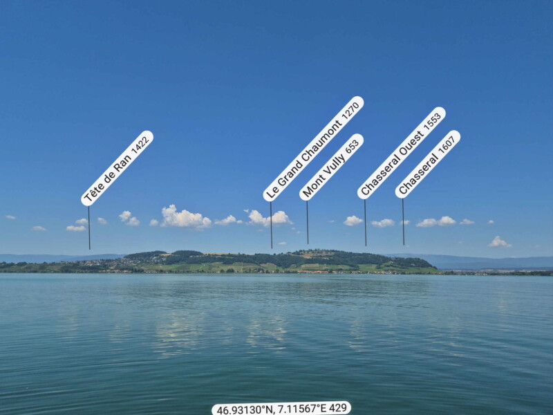 La vue direction nord-ouest depuis le débarcadère de Morat. Tête de Ran, Chaumont, le Mont Vully, le Chasseral Ouest (plus haut sommet du canton de Neuchâtel) et le Chasseral.