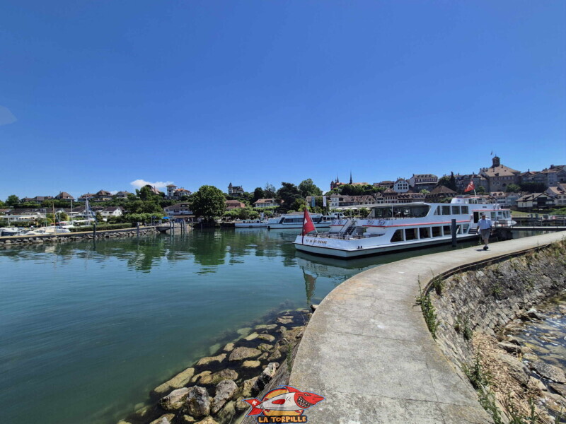 Une vue d'ensemble du port de Morat et ses multiples débarcadères. Débarcadère de Morat . LNM.