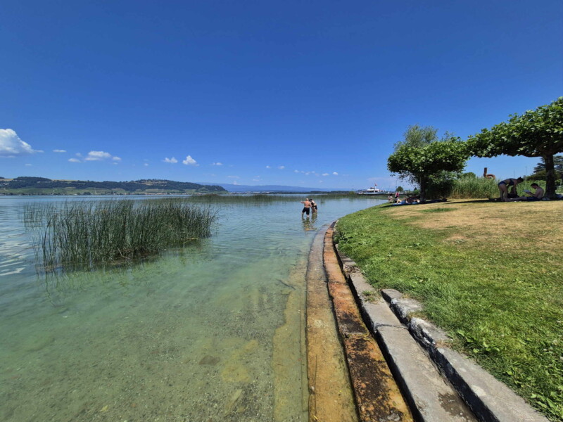 La plage du petit port de Morat.