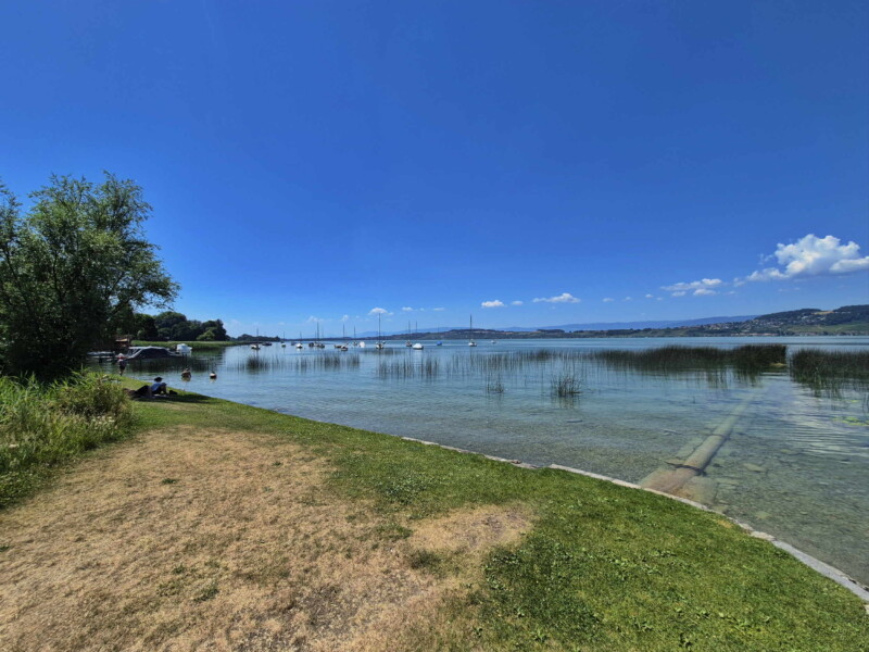La plage du petit port de Morat.