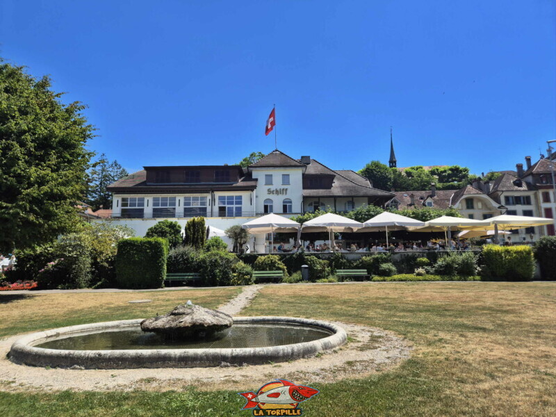 Schiff am See Hotel & Restaurant, à côté du débarcadère.