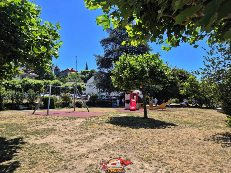 La place de jeux à côté du débarcadère.