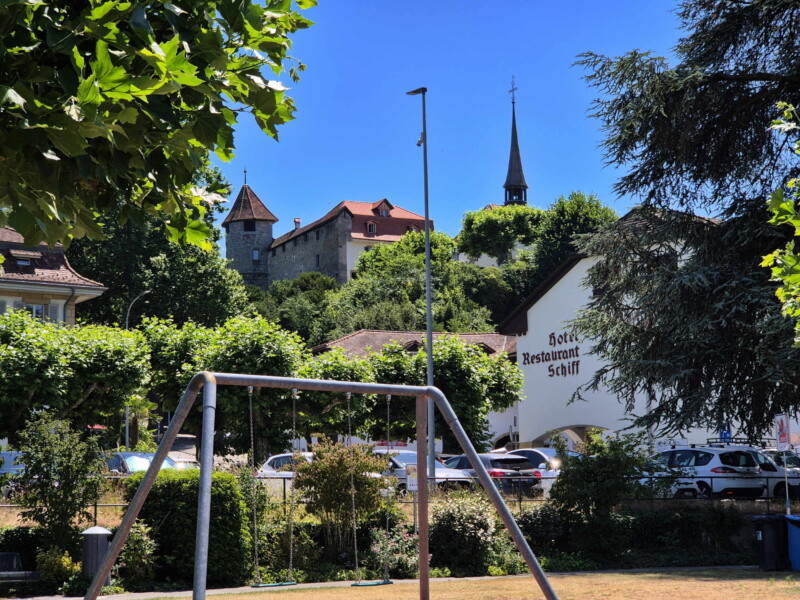 Les remparts depuis la plage de jeux au bord du lac de Morat. La tour des Chaudronniers et le clocher de l'église française. Les remparts depuis la plage de jeux au bord du lac de Morat. La tour des Chaudronniers et le clocher de l'église française.