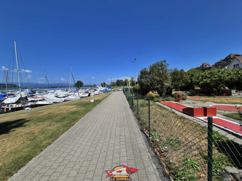 Le chemin entre le port de Morat et le minigolf.