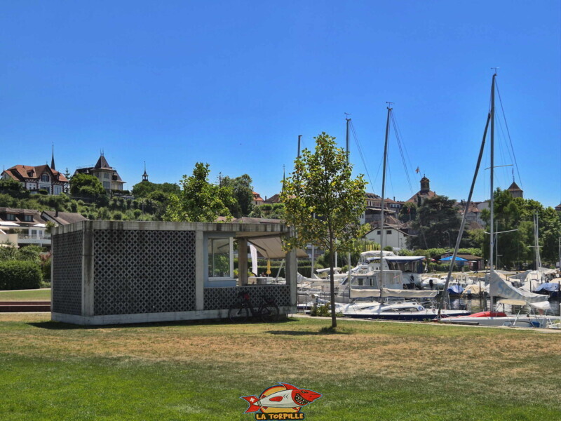La réception de l'école de voile de Morat avec le grand port de Morat. En arrière-plan, la vieille ville de Morat. Sur la droite, l'Hôtel de Ville et le donjon du château. La réception de l'école de voile de Morat avec le grand port de Morat. En arrière-plan, la vieille ville de Morat. Sur la droite, l'Hôtel de Ville et le donjon du château.