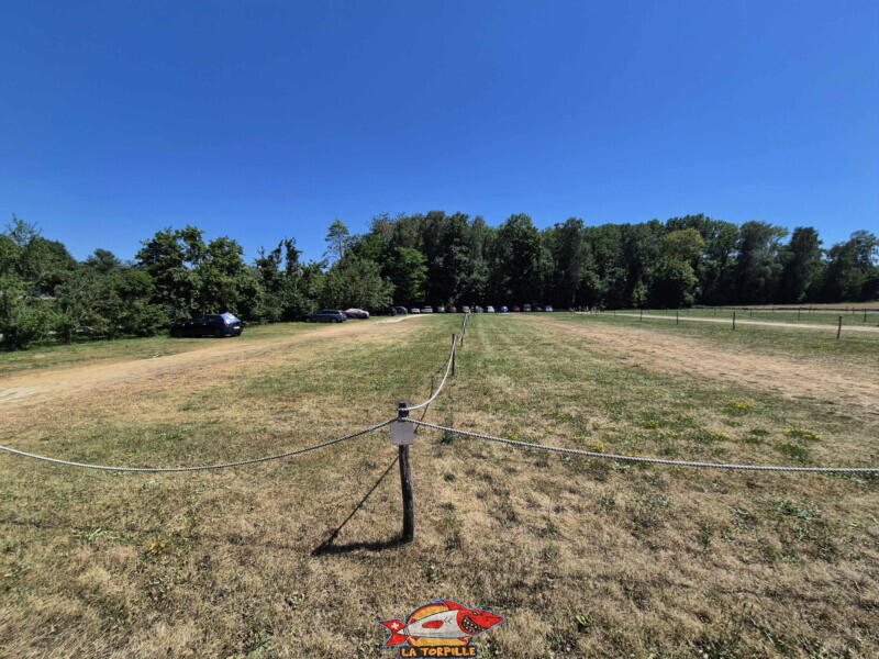 Le grand parking gratuit de Salavaux. Plage de Salavaux, Vully-les-Lacs, Lac de Morat.