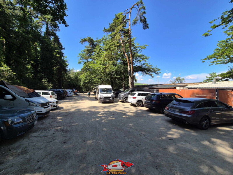 La baraque chez Rosemarie depuis le parking de l'autre côté de la plage. Plage de Salavaux, Vully-les-Lacs, Lac de Morat.