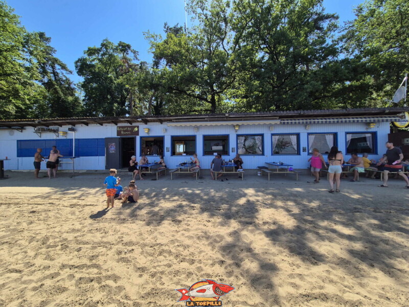 La baraque de la buvette chez Rosemarie depuis la plage de sable. Plage de Salavaux, Vully-les-Lacs, Lac de Morat.