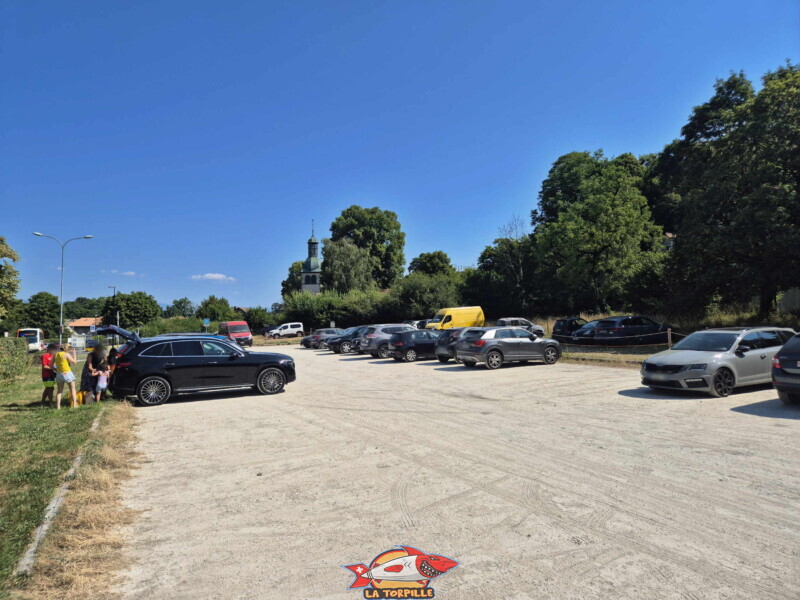 Le grand parking payant à côté de l'arrêt de bus. Le grand parking payant à côté de l'arrêt de bus. Plage d'Hermance. Canton de Genève.