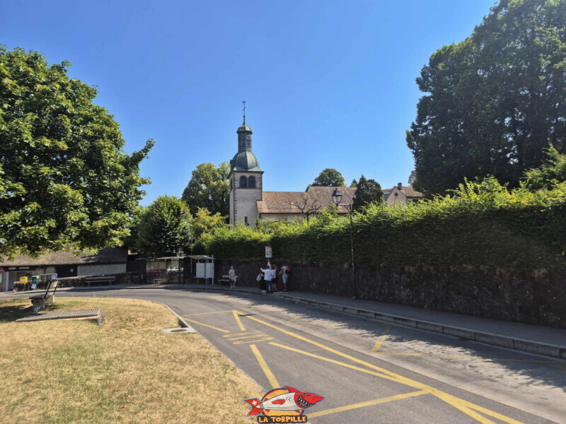L'arrêt de bus avec l'église Saint-Georges d'Hermance. L'arrêt de bus avec l'église Saint-Georges d'Hermance. Plage d'Hermance. Canton de Genève.