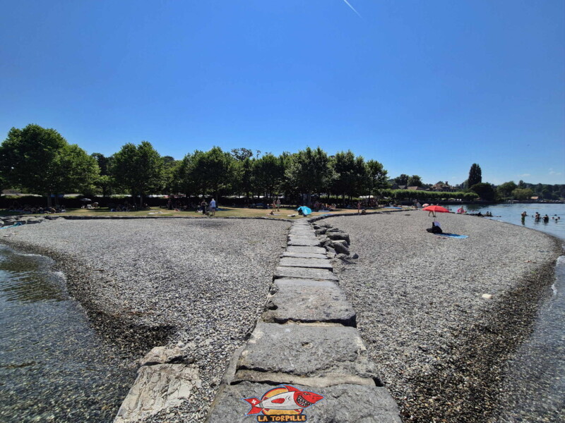 La digue en direction du rivage. Plage d'Hermance. Canton de Genève. La digue en direction du rivage. Plage d'Hermance. Canton de Genève.