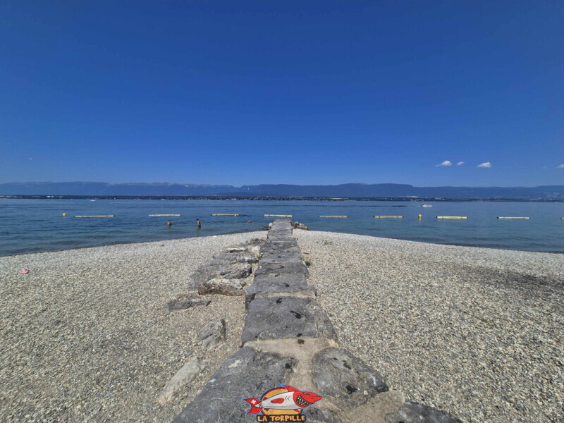 La digue en direction du lac. Plage d'Hermance. Canton de Genève.