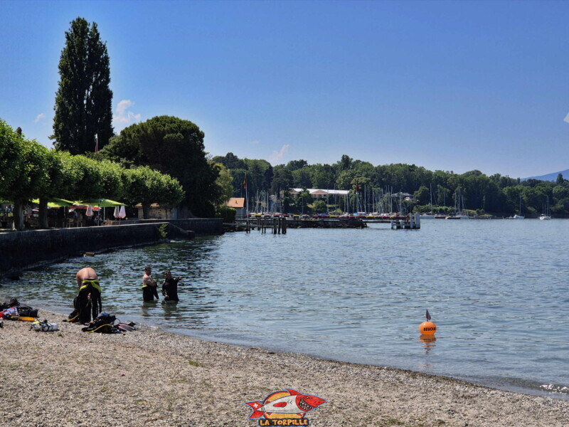 Le débarcadère depuis la plage d'Hermance.