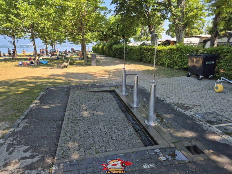 Douches. Plage d'Hermance. Canton de Genève.