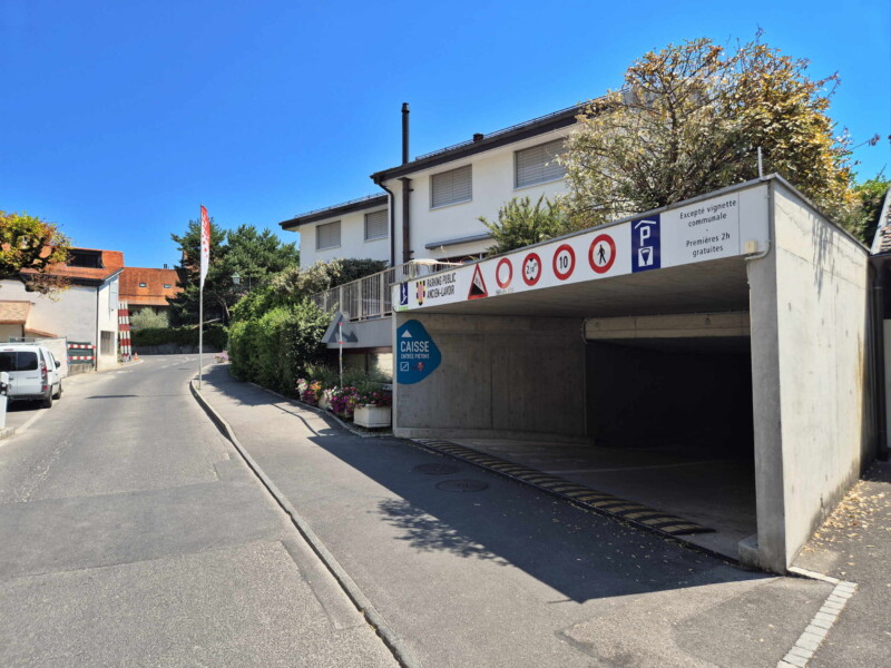 Le parking de l'Ancien-Lavoir. Plage des Courbes. Anières, lac Léman, canton de Genève. Le parking de l'Ancien-Lavoir. Plage des Courbes. Anières, lac Léman, canton de Genève.