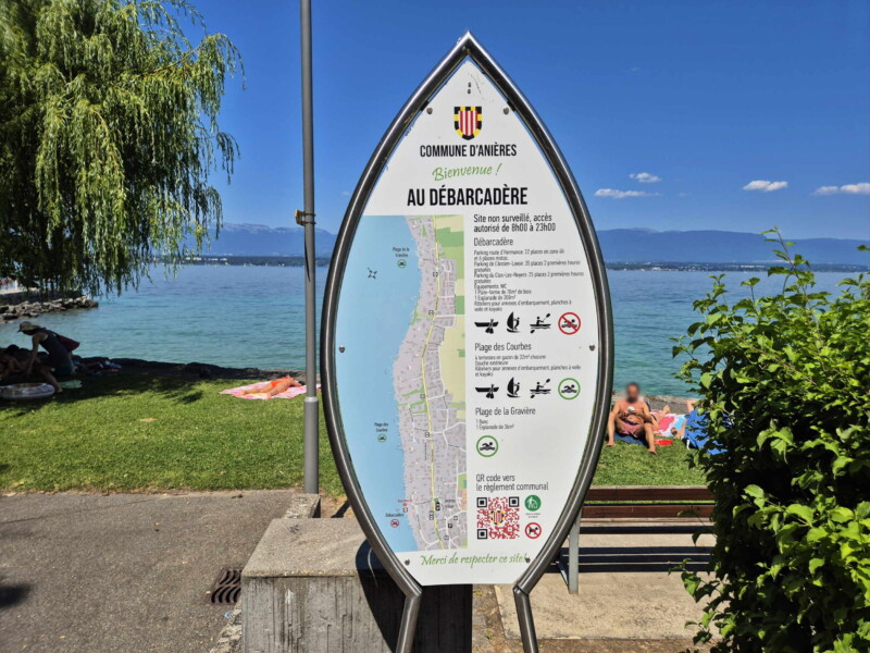 Un panneau décrivant les plages d'Anières. Un panneau décrivant les plages d'Anières.
