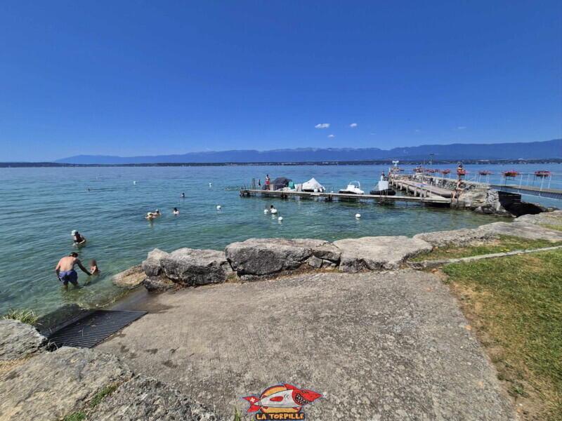 La rampe d'accès au lac. Plage du Débarcadère d'Anières, canton de Genève.